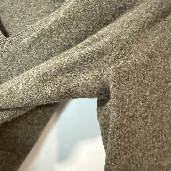 Everlane Women’s 100% Cashmere Sweater  V Neck Green Small Soft Cozy Staple - Picture 6 of 8